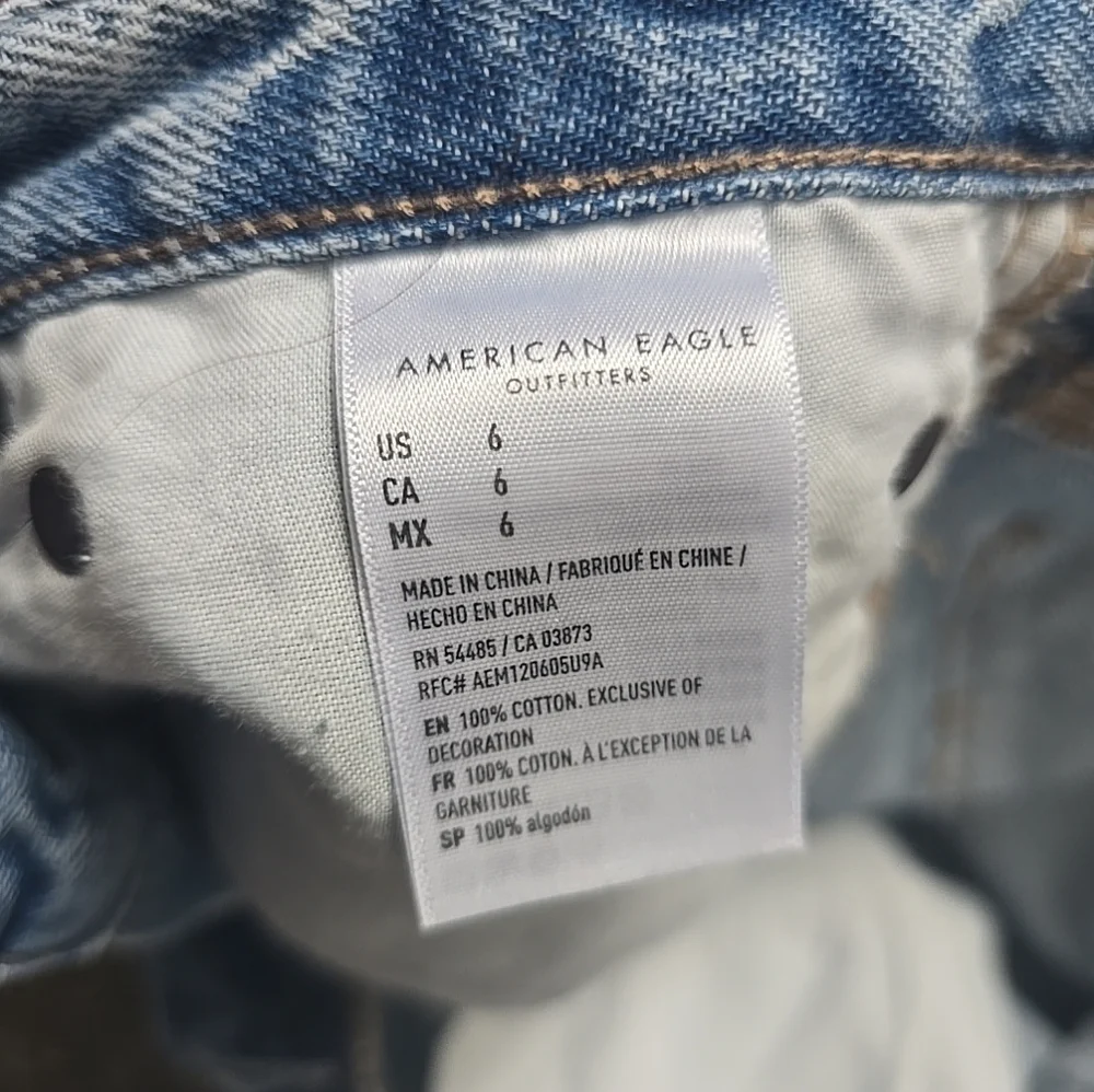 American Eagle 90s Boyfriend Shorts Light Blue Denim Distressed  Size 6 - Picture 3 of 13